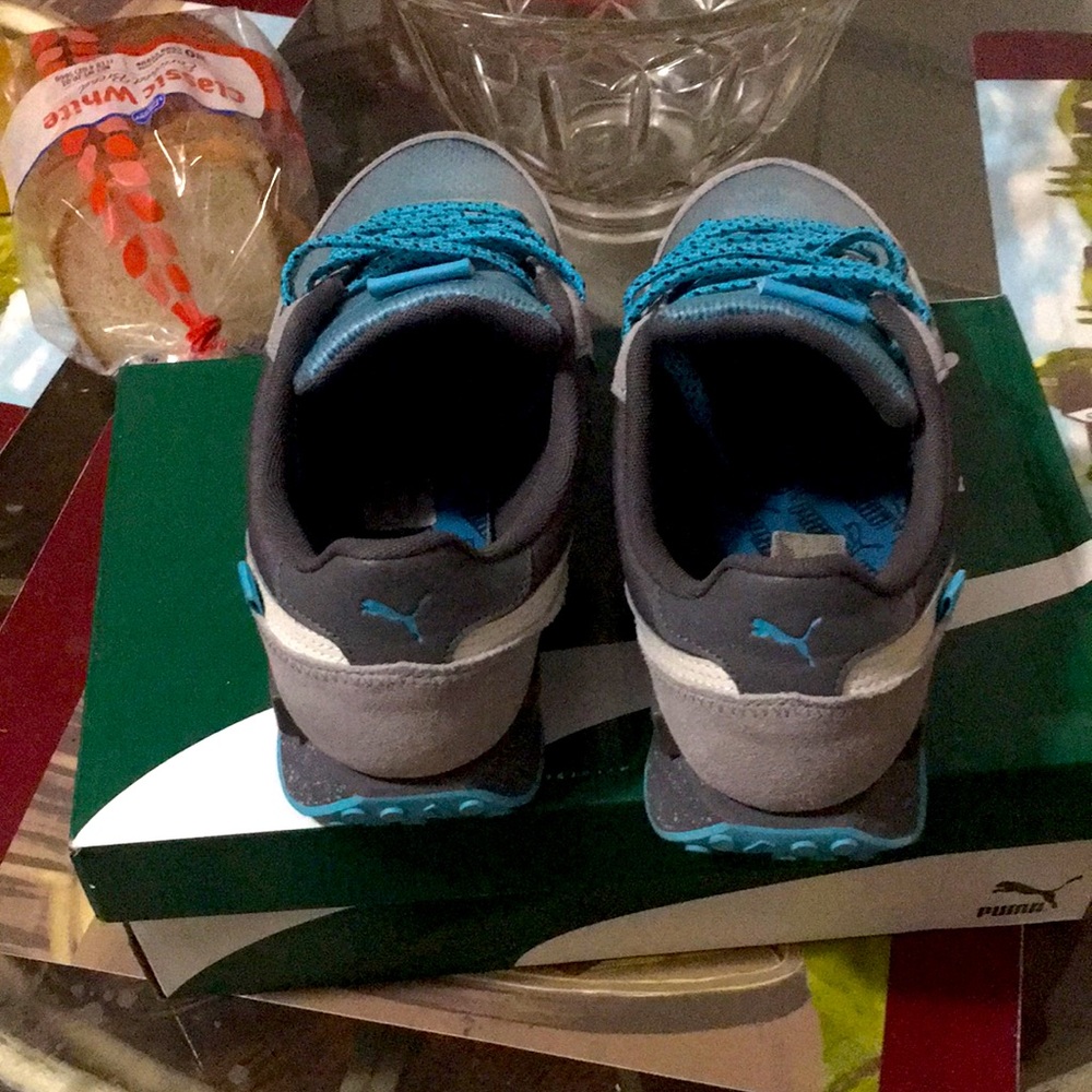 NEW PUMAS TEAL SIZE 10 got half size to small can’t wear them